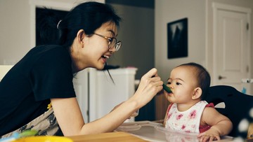 5 Tanda Bayi Siap MPASI yang Penting untuk Orang Tua